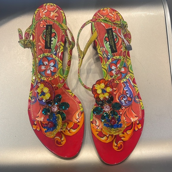 NIB DOLCE & GABBANA PATENT LEATHER T STRAP CRYSTAL EMBELLISHED SANDAL. 39/8.5 - Picture 7 of 10